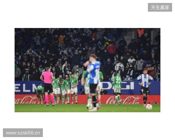 西班牙名嘴:维尼在替补席发笑不职业,在哪都该被开除